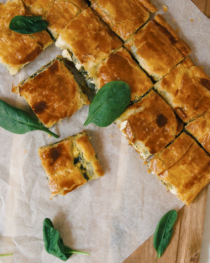 piáto greek spanakopita, top view