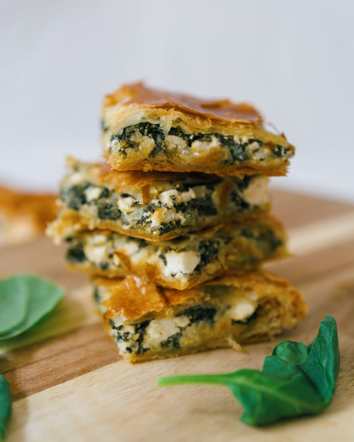 Piáto greek spanakopita, stacked, close up