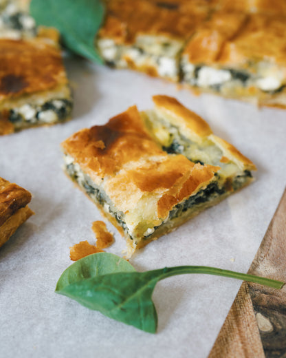 piáto greek spanakopita, close up